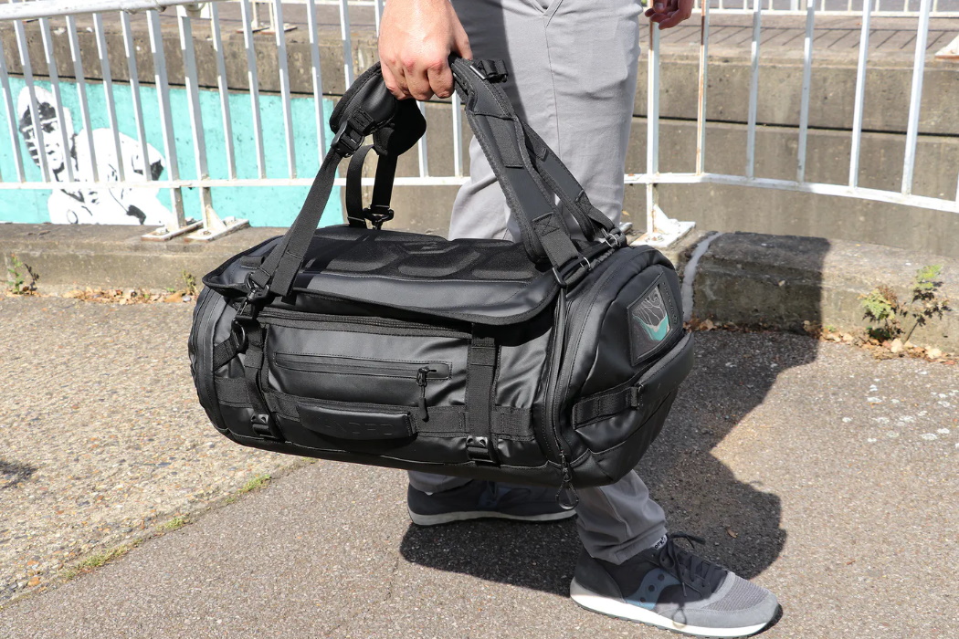 Correas de Mochila de la Bolsa WANDRD HEXAD Carryall Duffel Usadas Como Asas de Transporte