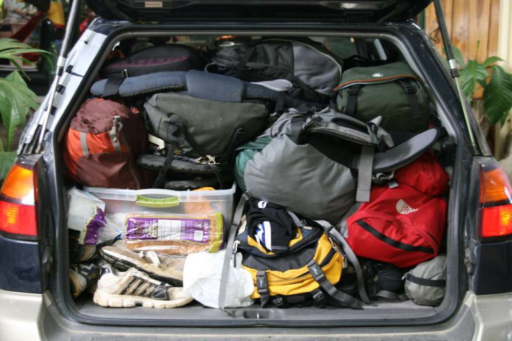 Bolsas de Viaje Apiladas en un Coche