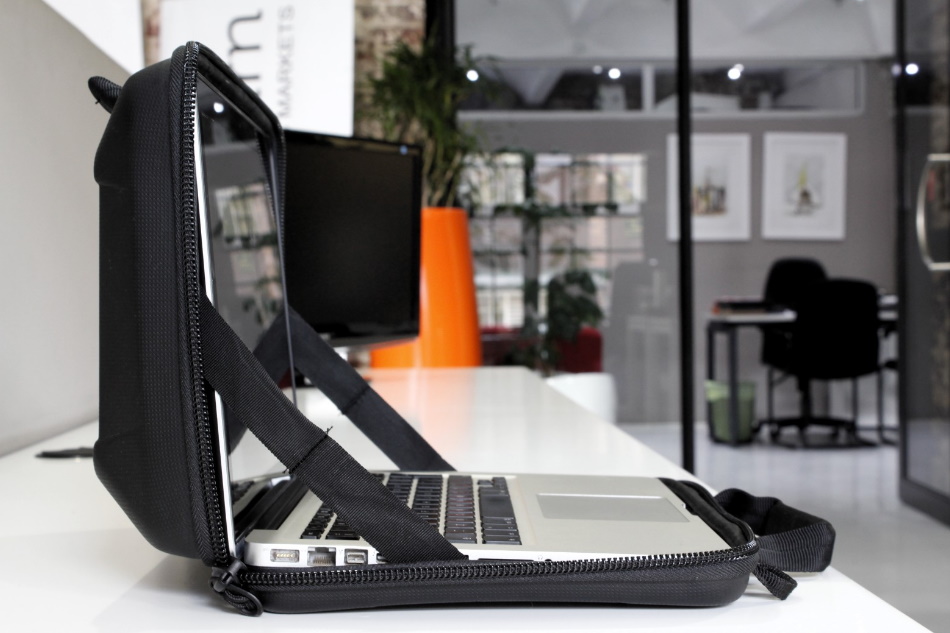 Funda para Portátil Thule Gauntlet 3.0 en un Coworking