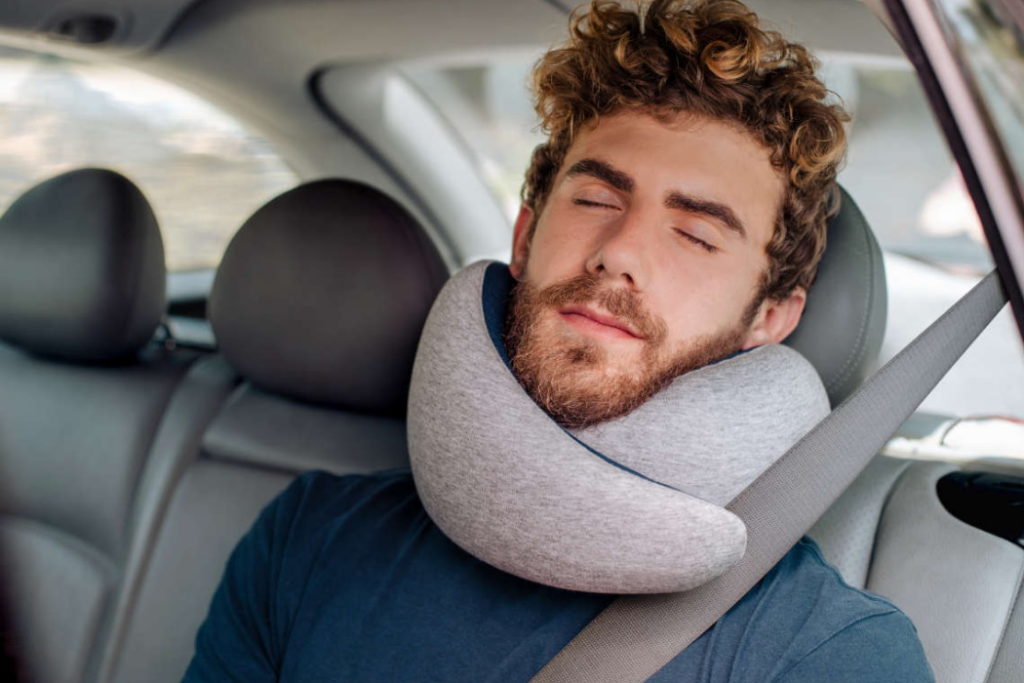 almohada de viaje ostrichpillow go coche