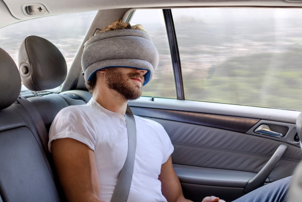 almohada de viaje ostrichpillow light coche