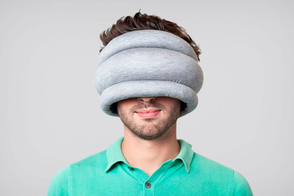 almohada de viaje ostrichpillow light puesto