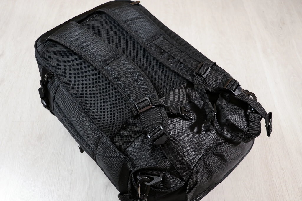 mochila de viaje amazonbasics carry on travel backpack parte trasera