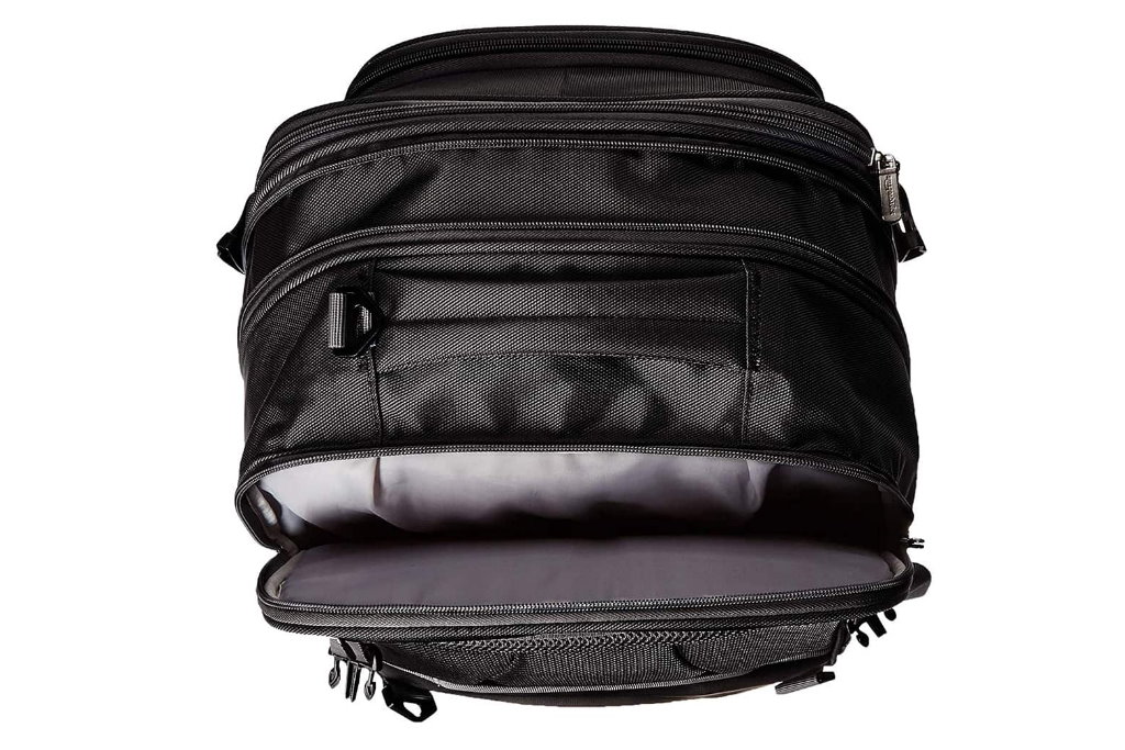 mochila de viaje amazonbasics carry on travel backpack perfil