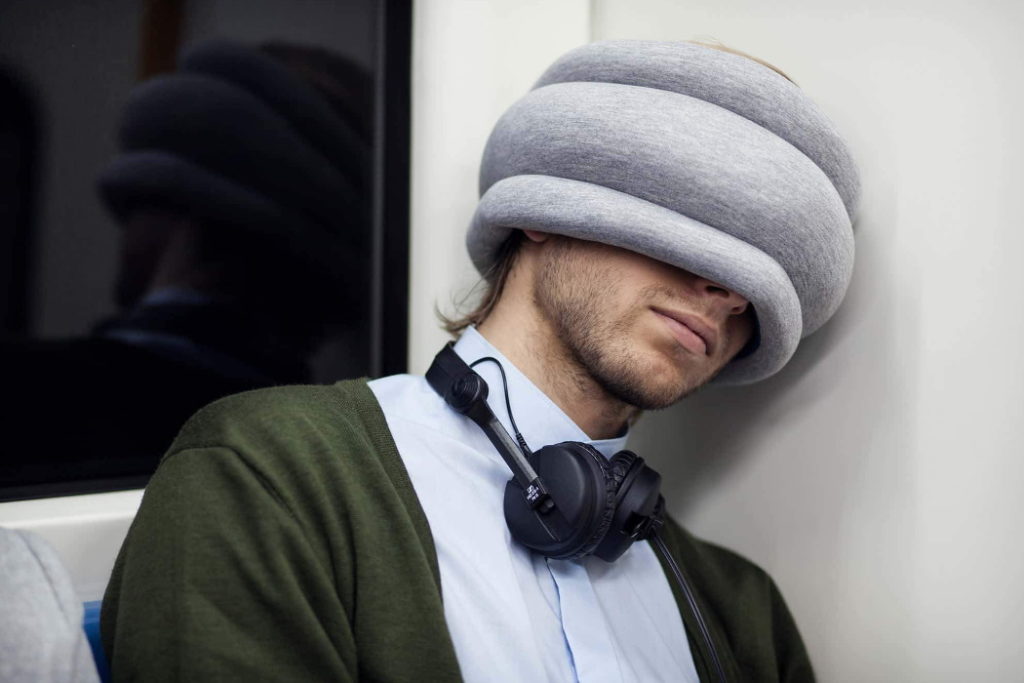 usando almohada de viaje ostrichpillow light