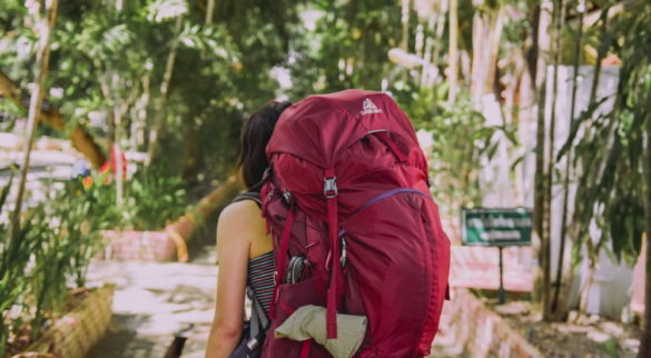 mochila mujer pequena y delgada